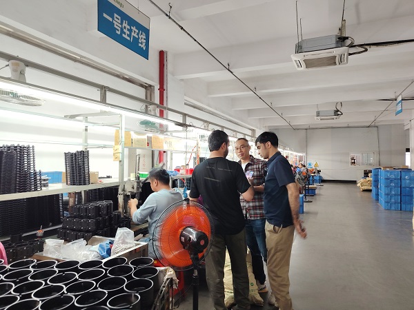 Mély érdeklődés az új ügyféltől.