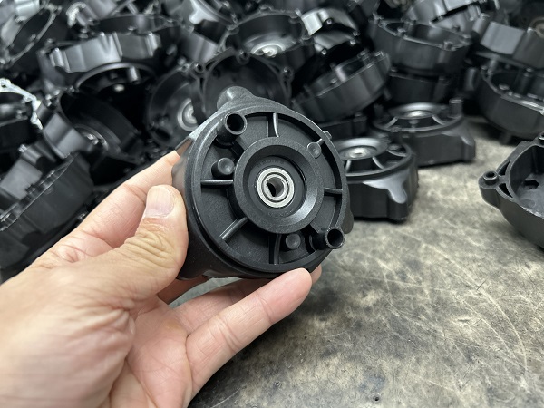 Ezeket a műanyag fröccsöntő formákat áthelyezzük az új vietnami gyárba.