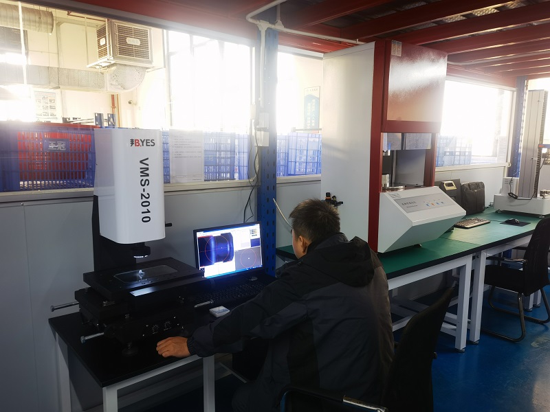 A precíz mérő- és vezérlő szoftverrendszerekkel felszerelt optikai képmérő gépek pontosabb méretű gumialkatrészek gyártását teszik lehetővé.